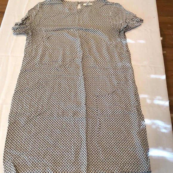 H&M Dresses & Skirts - Fun printed Shift Dress from H&M • Sz 10
